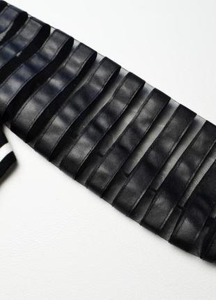 Стильный черный бомбер с кожаными вставками и аппликациями4 фото