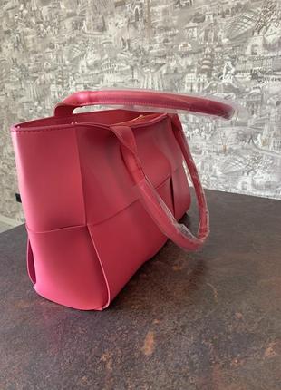 Розовая легкая мягкая удобная качественная женская сумка bottega veneta4 фото