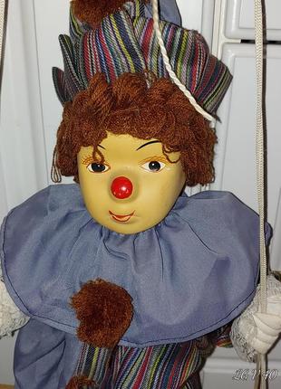 Фарфоровая коллекционная кукла марионетка клоун на качелях, винтаж2 фото