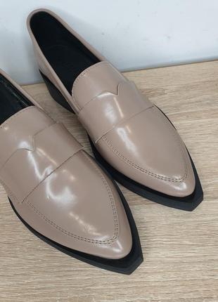 Актуальные натуральные кожаные лоферы туфли с удлиненным мысом острым носком цвета мокко selected6 фото