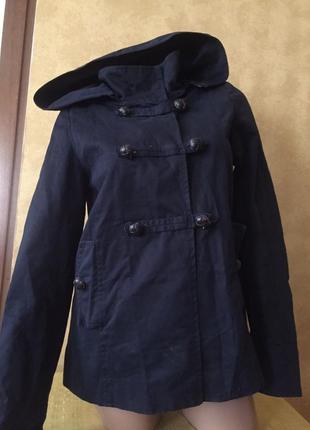 Стильное короткое пальто с капюшоном / куртка