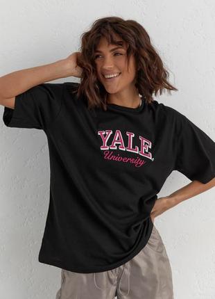 Трикотажна футболка з вишитим написом yale university чорний