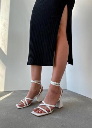 Стильные белые босоножки на каблуке, на каблуке, на каблуке с ремешком женские летние – женская обувь на лето 2023-202410 фото