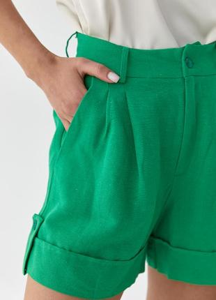 Короткие льняные шорты с отворотом зеленый3 фото