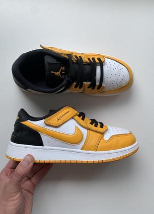 Кросівки nike air jordan 1 low flyease gs taxi