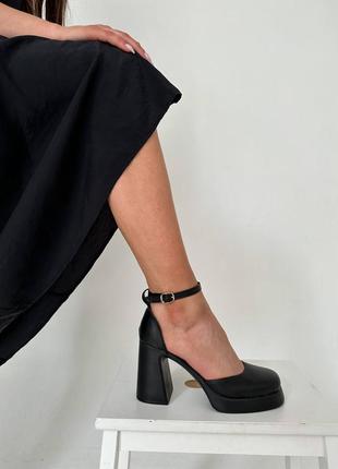 Красивые туфли с трендовым кольцом черные кожаные женские5 фото