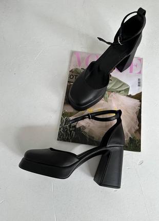 Красивые туфли с трендовым кольцом черные кожаные женские7 фото