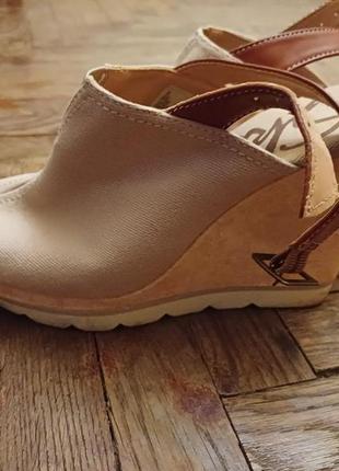 Босоніжки skechers на танкетці
