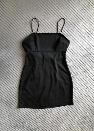 Черное платье мини на бретелях тонких9 фото