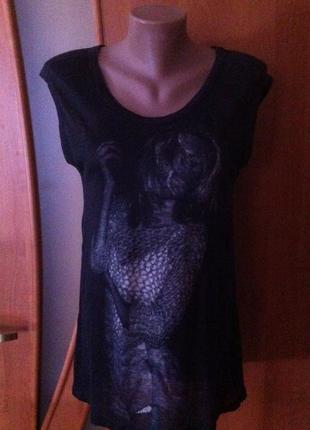 Крутая черная футболка с девушкой