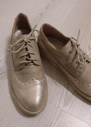 Стильные  бежевые туфли оксфорды 36размер,золотое напыление , экокожа claudia ghizzany