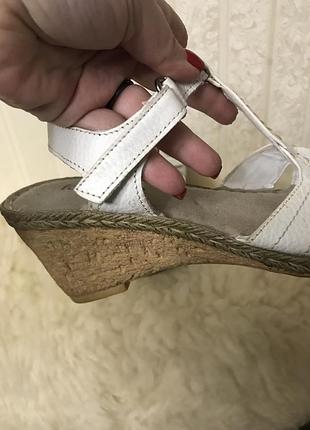 Кожаные легчайшие босоножки на танкетке footglove