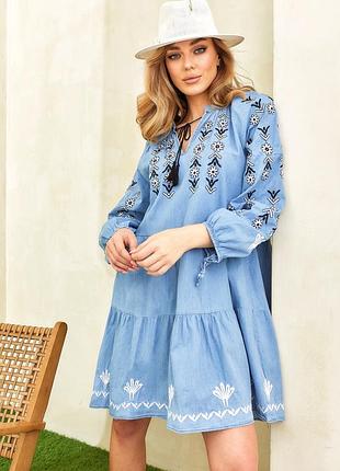 Платье с вышивкой
