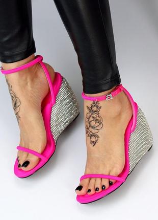 Неймовірні босоніжки кольору фуксії на танкетці декоровані стразами