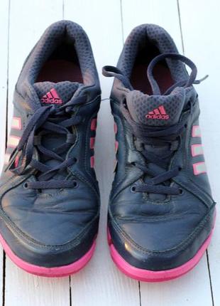 Кожаные беговые кроссовки adidas для активной девушки.