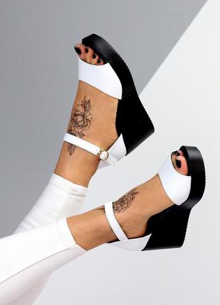 Элегантные закрытые белые кожаные босоножки на черной танкетке
