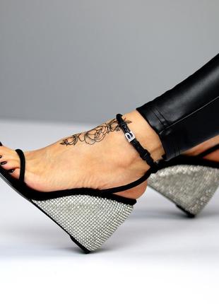 Дизайнерские черные босоножки тонкий ремешок неопрен сверкающая танкетка в стразах