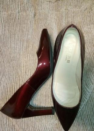 Туфлі лакові бордові