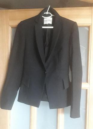 Розкішний чорний піджак дорогого англійської бренду reiss з баскою