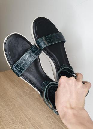 Шикарные натуральные кожаные фактурные босоножки сандалии с переплетениями под крокодила изумрудные yaro4 фото