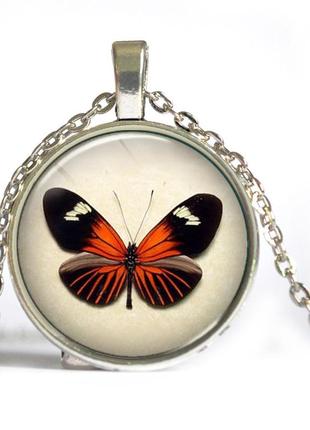 Кулон-кабошон под стеклом на серебристой цепочке черно-рыжая бабочка
