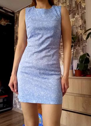 Нежное женственное голубое платье в белый цветок