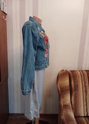 Джинсова куртка з трояндами вишивка потертая джинсовая  дырками вышивка розы м с6 фото