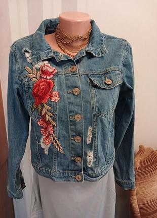 Джинсова куртка з трояндами вишивка потертая джинсовая  дырками вышивка розы м с