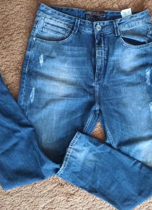 Мужские джинсы с потертостями