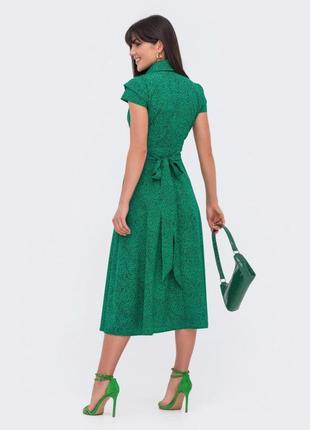 Принтована зелена сукня на запах10 фото