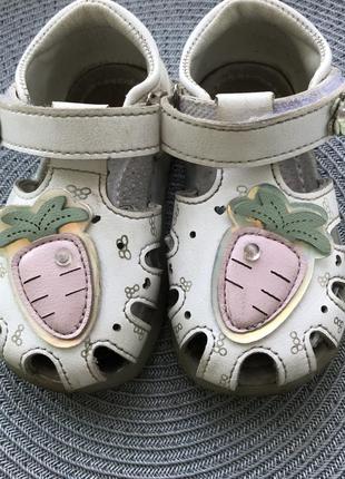 Босоніжки для дівчаток