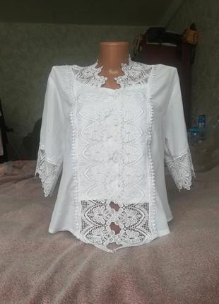 Блузка белая шелковая с красивым орнаментом