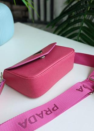 Розовая женская сумка кроссбоди прада3 фото