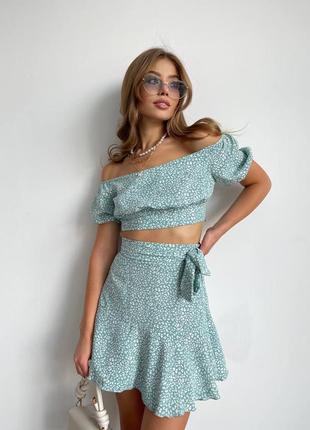 Легкий і ефектний костюм:
топ з відкритими плічиками + спідничка міні