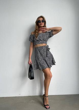 Легкий і ефектний костюм: топ та спідниця4 фото