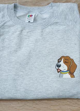 Серый свитшот с патриотичной собакой бигль