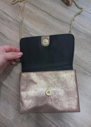 Шкіряна маленька сумочка з золотим напиленням3 фото