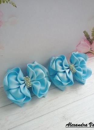 Пышные бантики голубого цвета