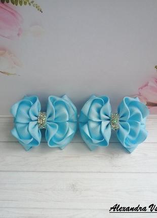 Пышные бантики голубого цвета
