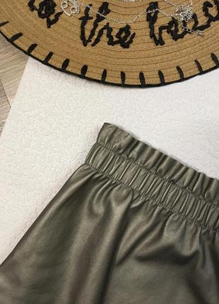 Серебристая мини-юбка на резинке с карманами3 фото