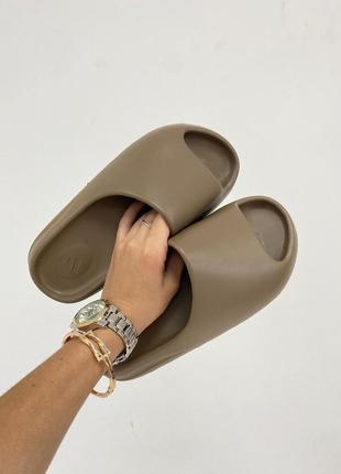 Чоловічі та жіночі сланці шльопанці adidas slide pure(колір коричневий)(36,43,44)1 фото