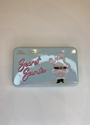 Мини палетка теней - too faced - mini secret santa eyeshadow palette3 фото