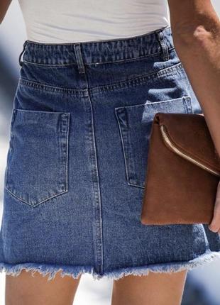 Короткая джинсовая юбка из денима голубого с необработанным краем и высокой посадкой2 фото