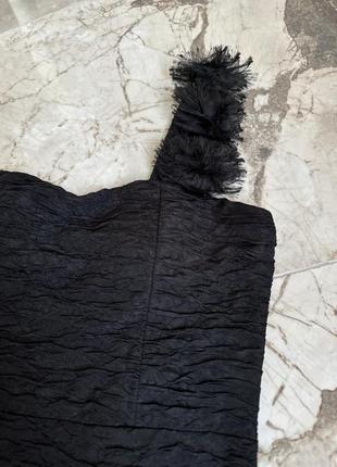 Черное базовое короткое облегающее платье на бретельке3 фото