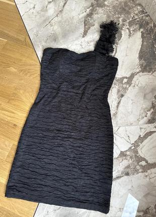 Черное базовое короткое облегающее платье на бретельке