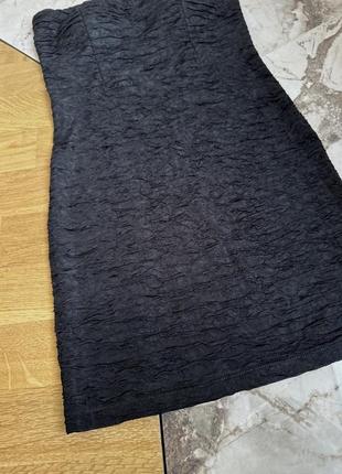 Черное базовое короткое облегающее платье на бретельке6 фото