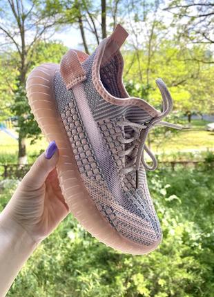 Жіночі кросівки yeezy boost