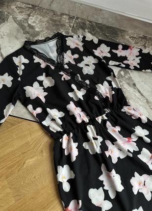 Чорне плаття на запах в квітковий принт з мереживом, плаття халат3 фото