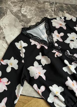 Чорне плаття на запах в квітковий принт з мереживом, плаття халат8 фото