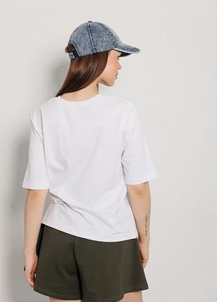 Женская базовая однотонная футболка с защипами спереди2 фото